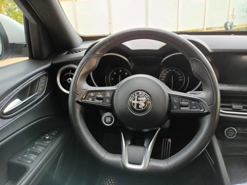Alfa Romeo Stelvio usata a Bari (13)