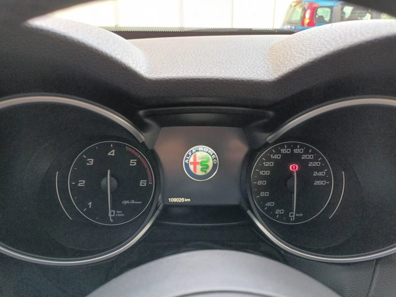 Alfa Romeo Stelvio usata a Bari (14)