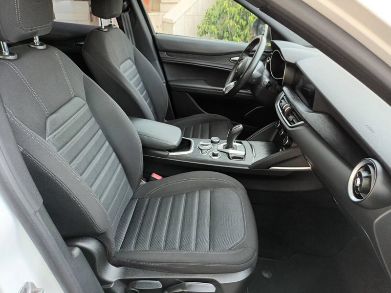 Alfa Romeo Stelvio usata a Bari (19)