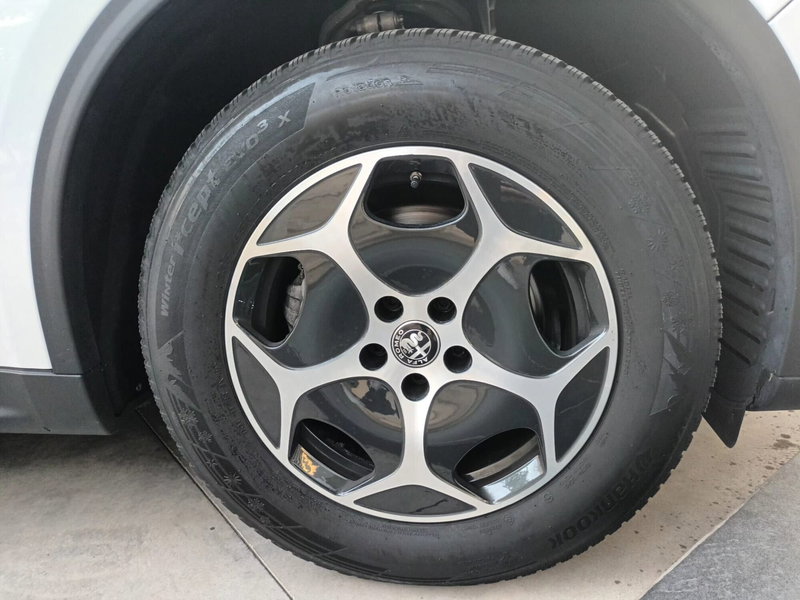 Alfa Romeo Stelvio usata a Bari (5)