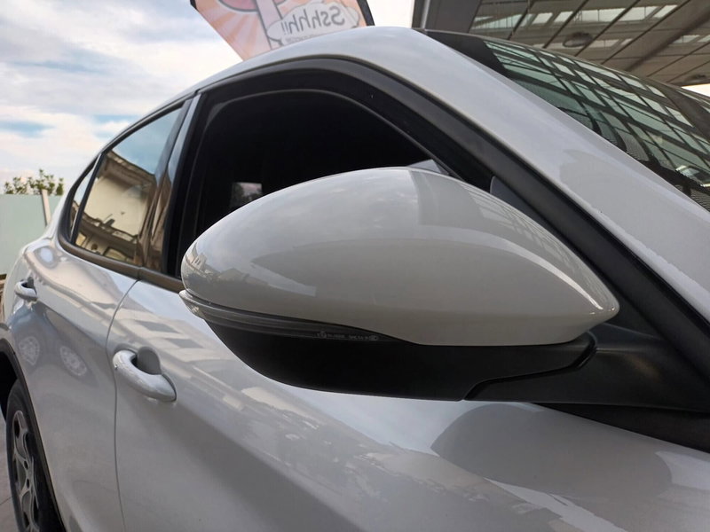 Alfa Romeo Stelvio usata a Bari (7)