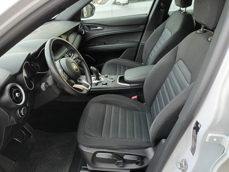 Alfa Romeo Stelvio usata a Bari (9)