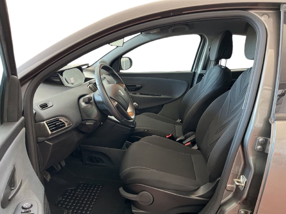 Lancia Ypsilon usata a Torino (9)