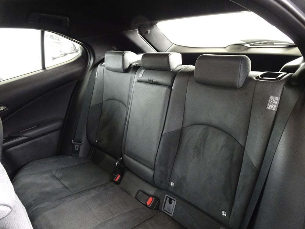 Lexus UX usata a Treviso (11)