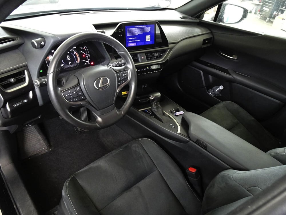 Lexus UX usata a Treviso (9)