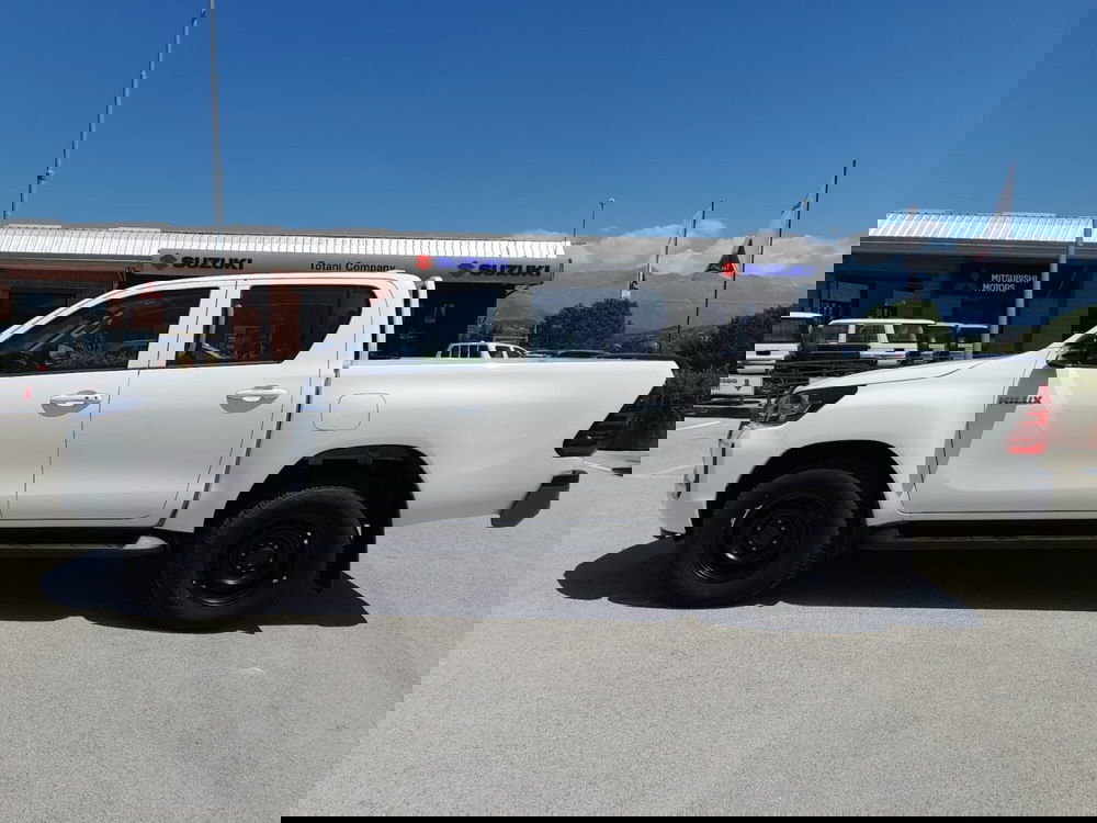 Toyota Hilux nuova a L'Aquila (2)