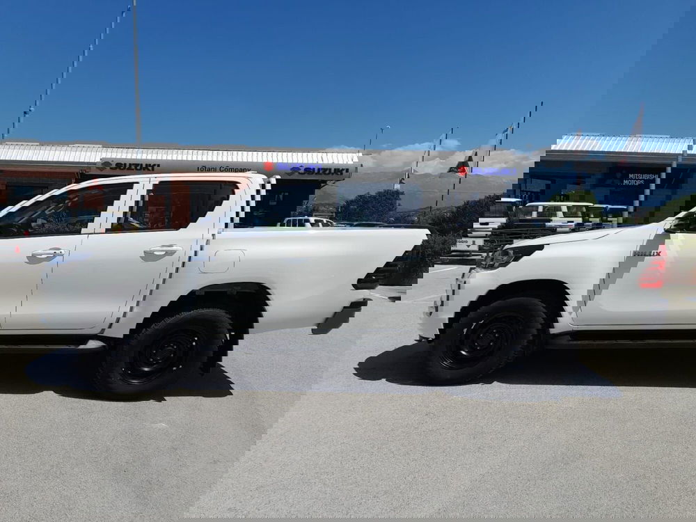 Toyota Hilux nuova a L'Aquila (2)