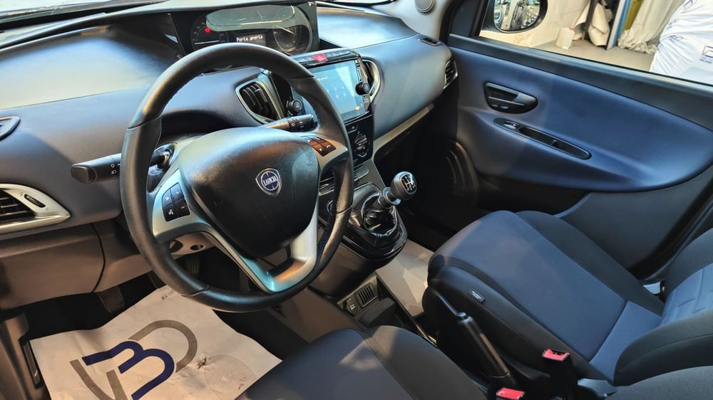 Lancia Ypsilon usata a Milano (10)