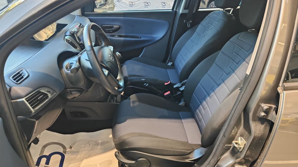 Lancia Ypsilon usata a Milano (11)