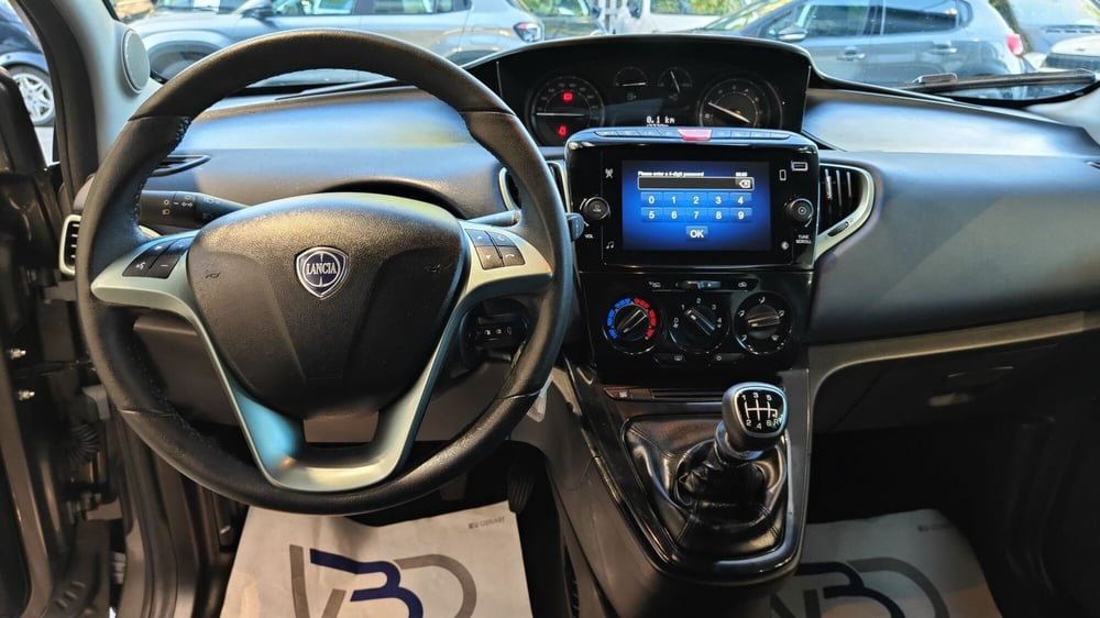 Lancia Ypsilon usata a Milano (13)