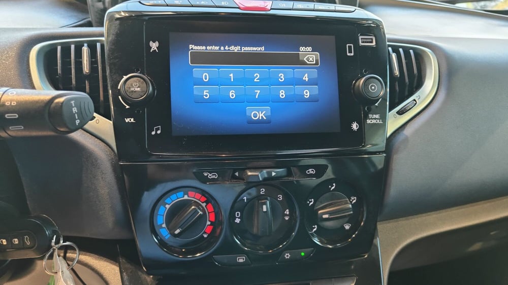 Lancia Ypsilon usata a Milano (17)