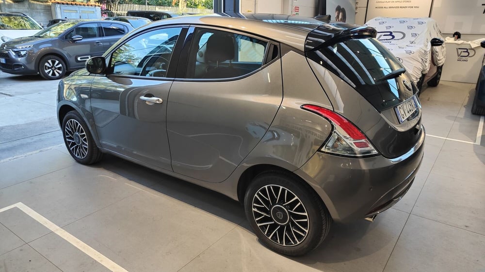 Lancia Ypsilon usata a Milano (2)