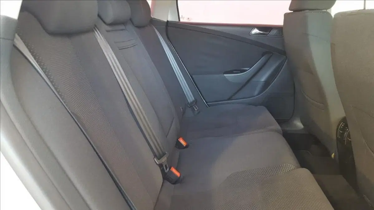 Volkswagen Passat Variant usata a Lucca (13)