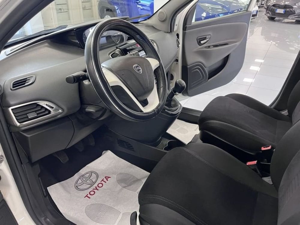 Lancia Ypsilon usata a Prato (7)