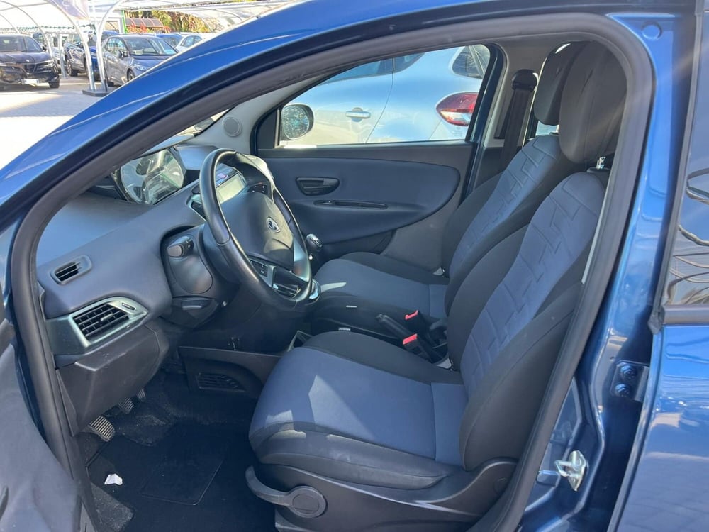 Lancia Ypsilon usata a Milano (11)