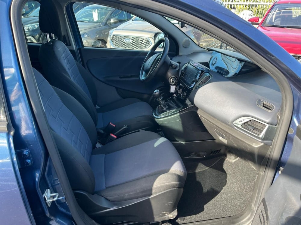 Lancia Ypsilon usata a Milano (12)