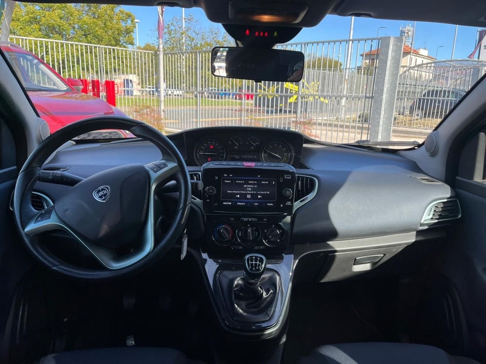 Lancia Ypsilon usata a Milano (15)