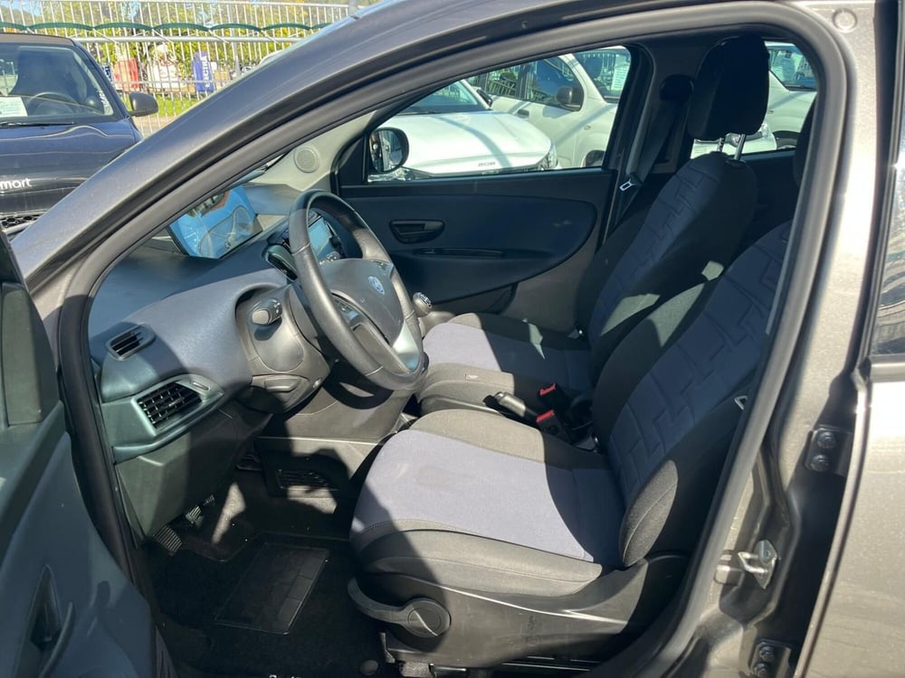 Lancia Ypsilon usata a Milano (11)