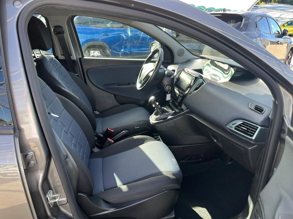 Lancia Ypsilon usata a Milano (12)