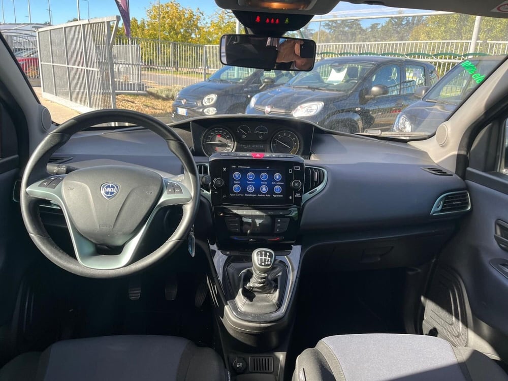 Lancia Ypsilon usata a Milano (15)