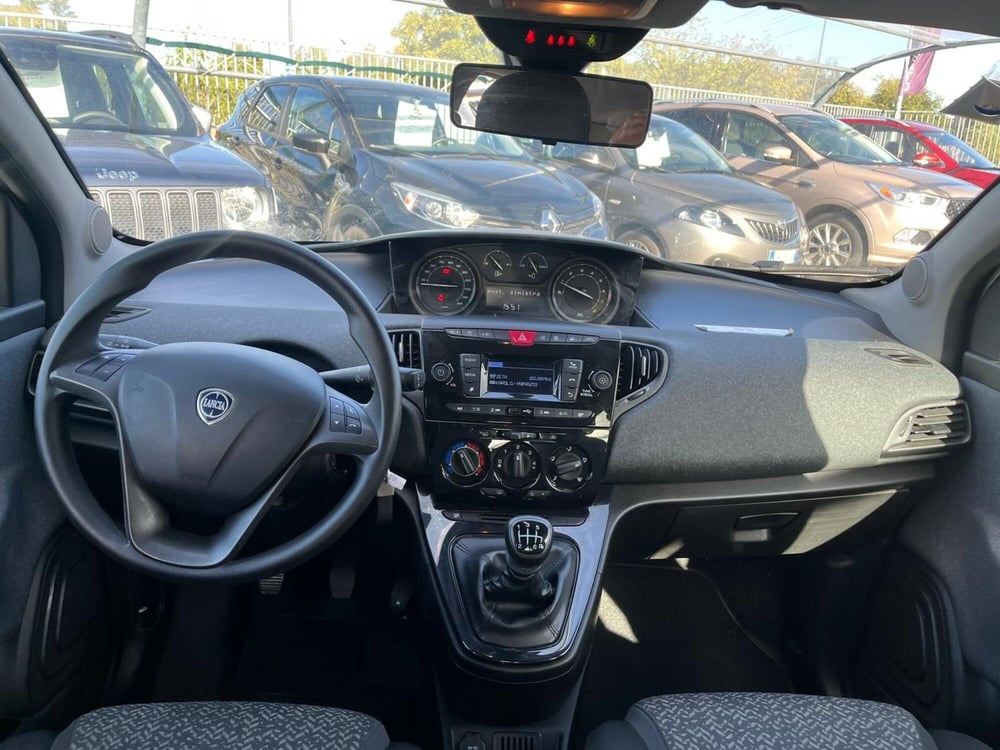 Lancia Ypsilon usata a Milano (15)
