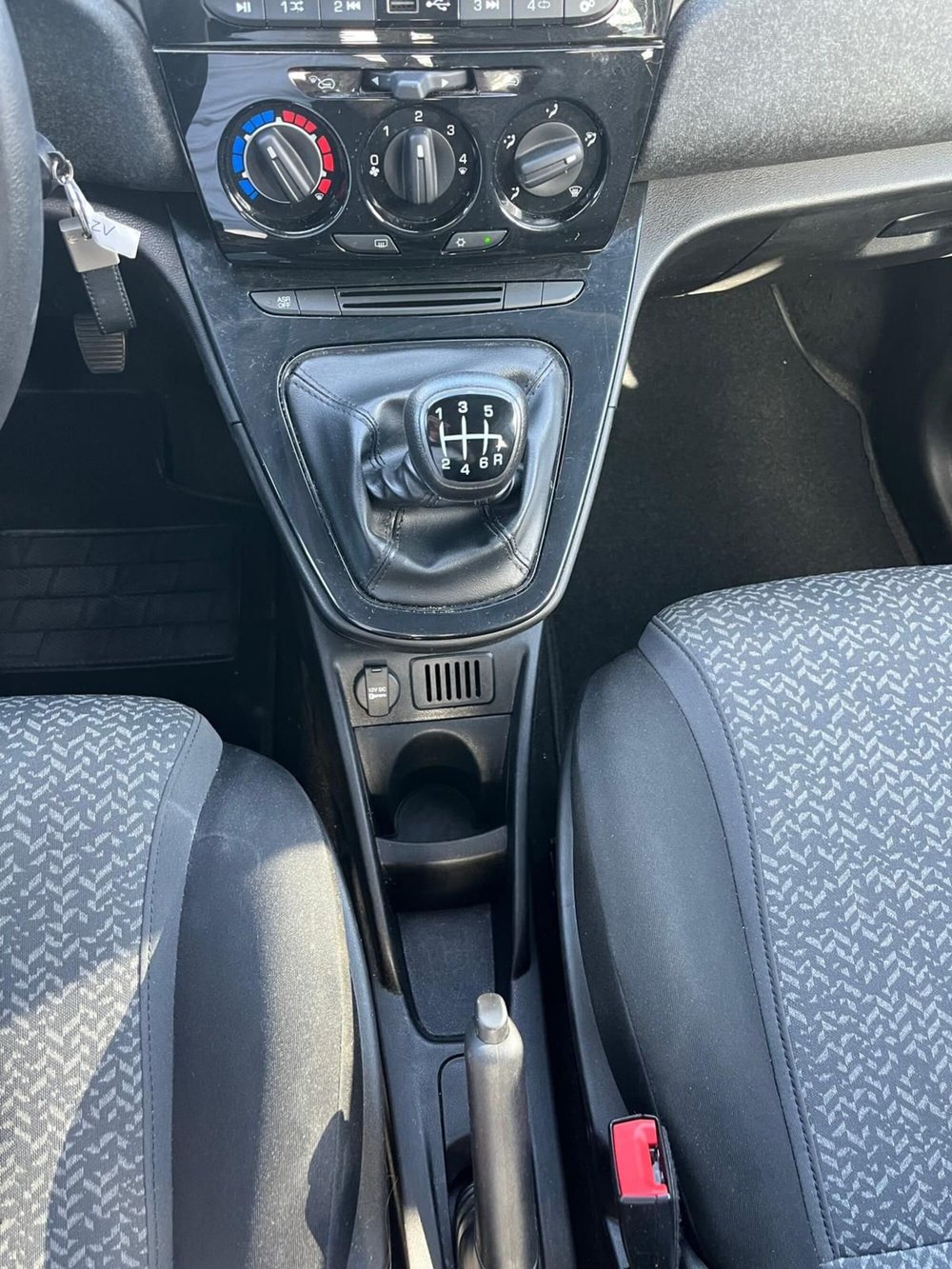 Lancia Ypsilon usata a Milano (17)