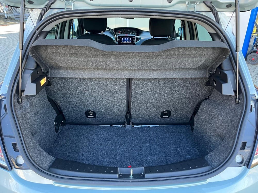 Lancia Ypsilon usata a Milano (10)