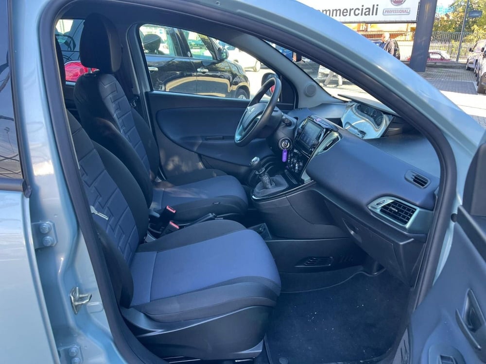 Lancia Ypsilon usata a Milano (12)