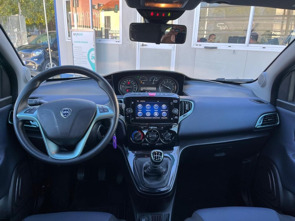 Lancia Ypsilon usata a Milano (15)