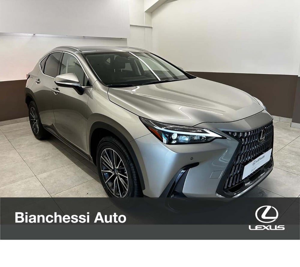 Lexus NX nuova a Cremona