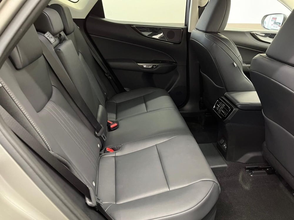 Lexus NX nuova a Cremona (10)