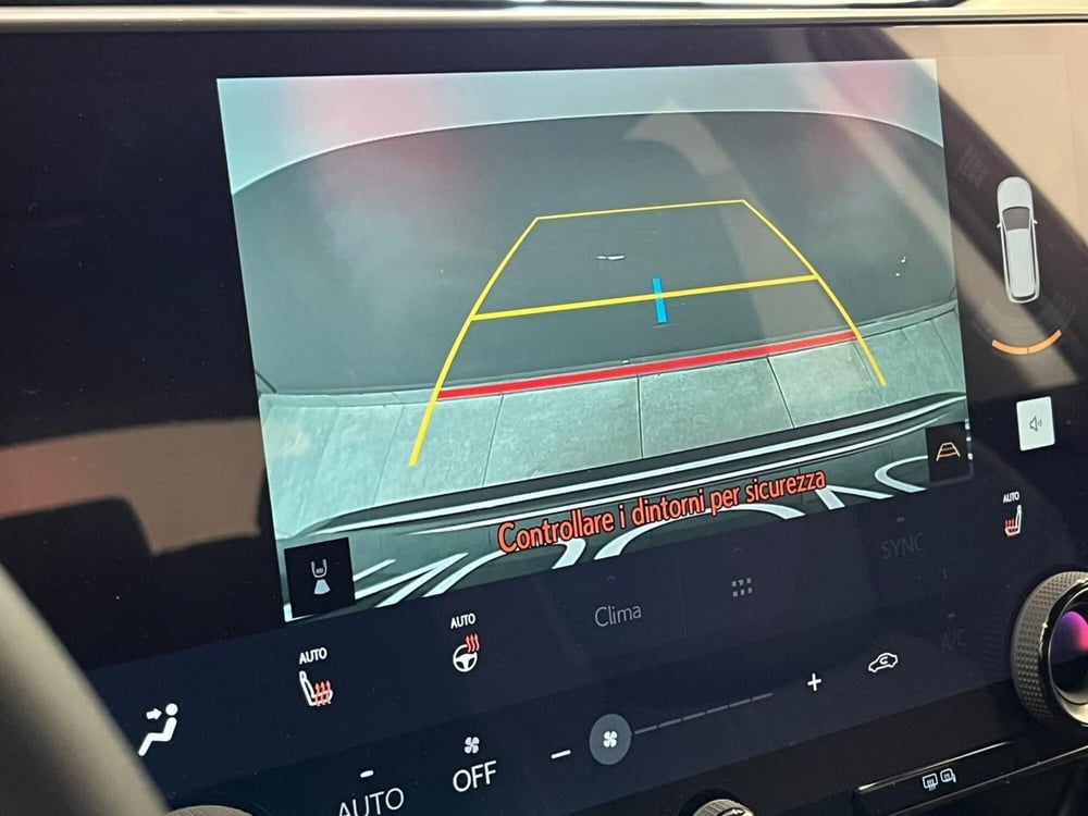 Lexus NX nuova a Cremona (13)