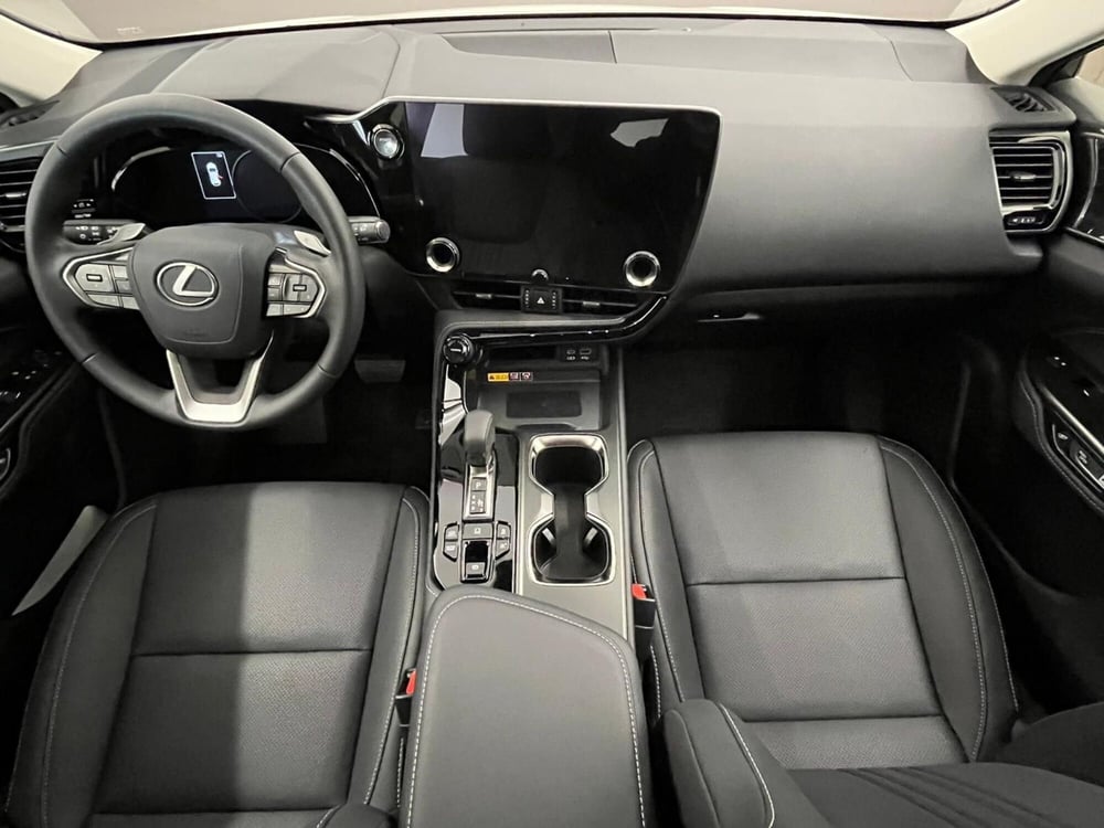 Lexus NX nuova a Cremona (9)