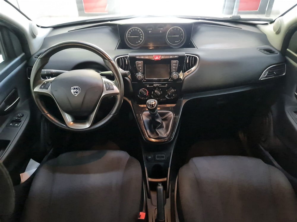 Lancia Ypsilon usata a Bologna (10)