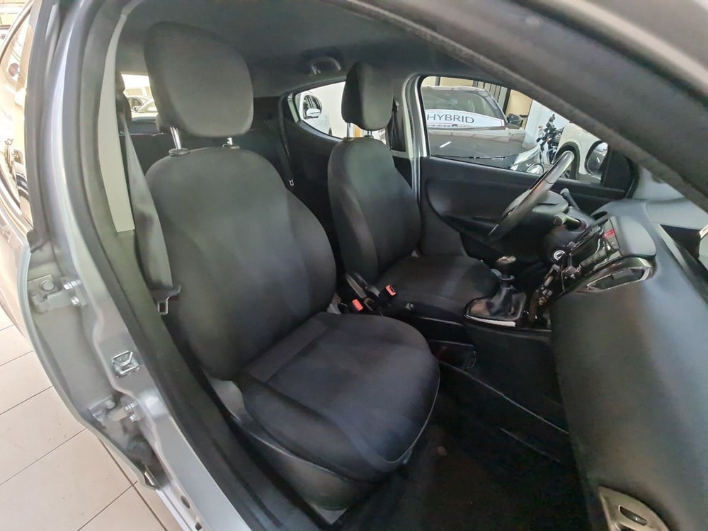 Lancia Ypsilon usata a Bologna (11)