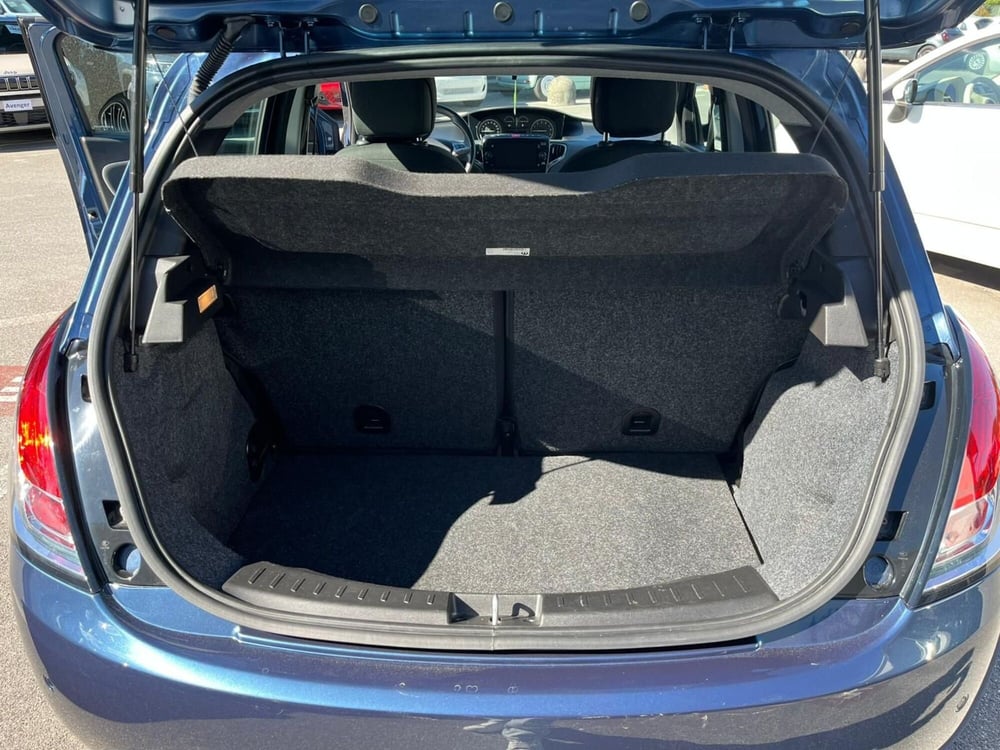 Lancia Ypsilon usata a Lucca (13)