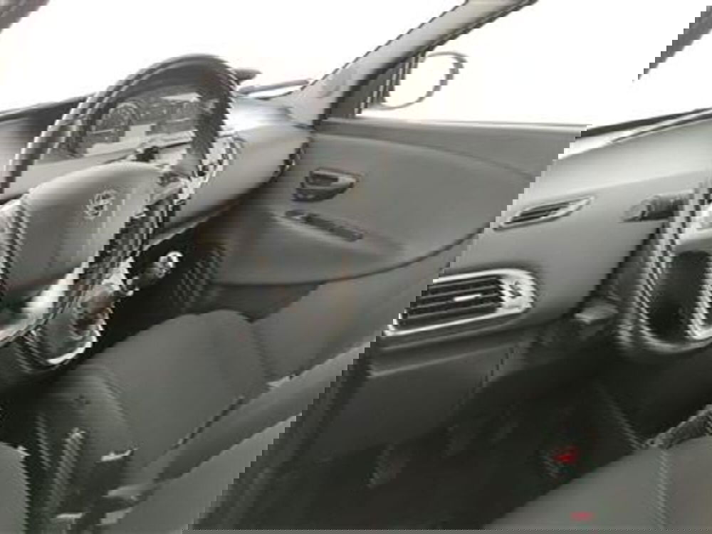 Lancia Ypsilon usata a Bari (14)