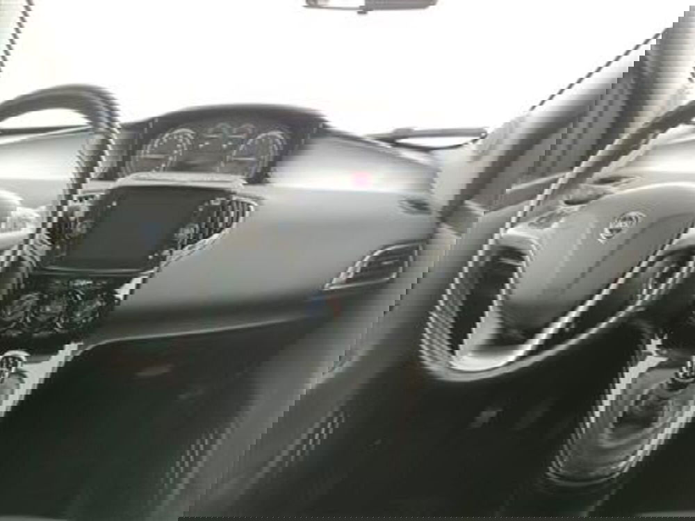 Lancia Ypsilon usata a Bari (15)