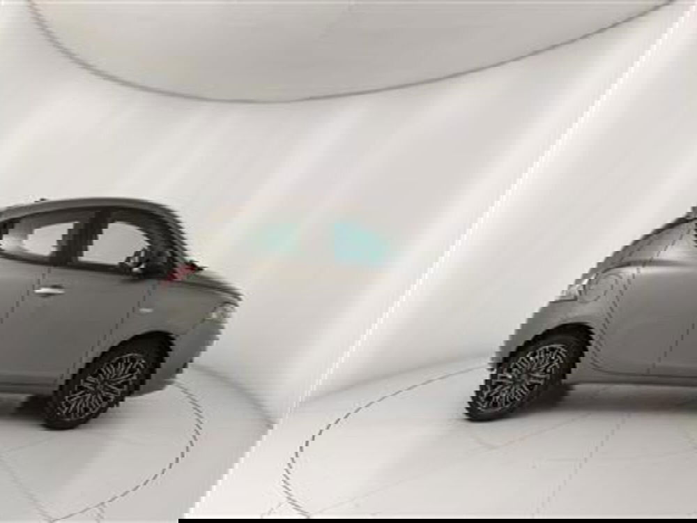 Lancia Ypsilon usata a Bari (9)