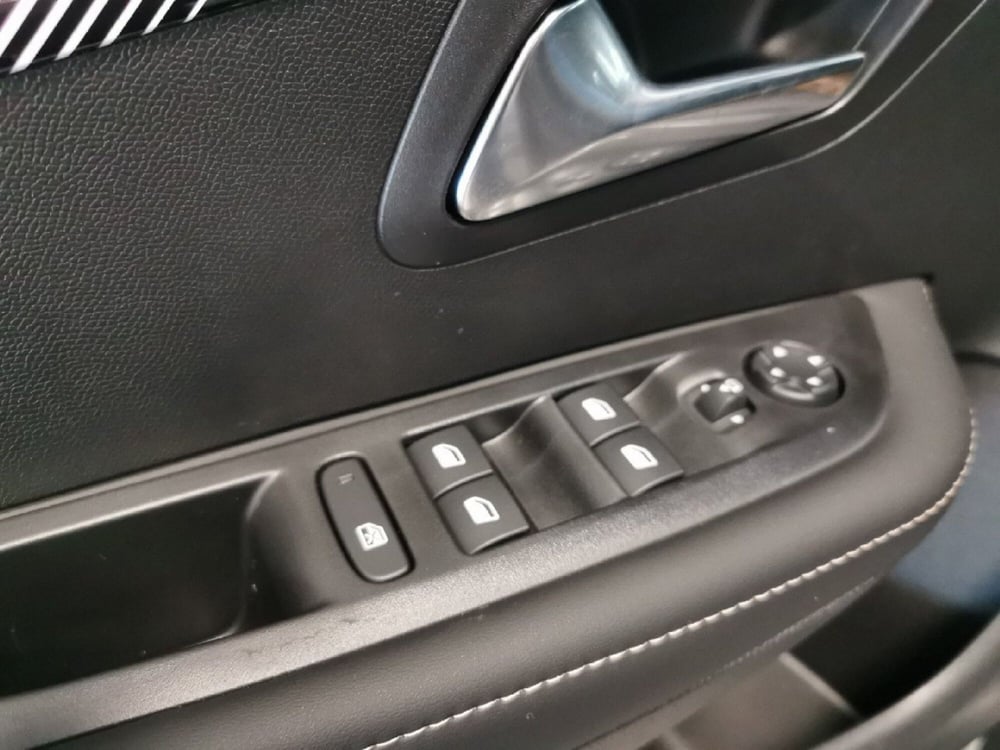 Peugeot 208 nuova a Taranto (12)