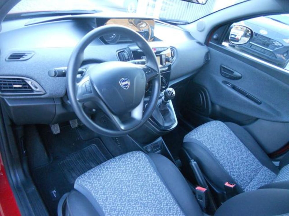Lancia Ypsilon usata a Pisa (10)