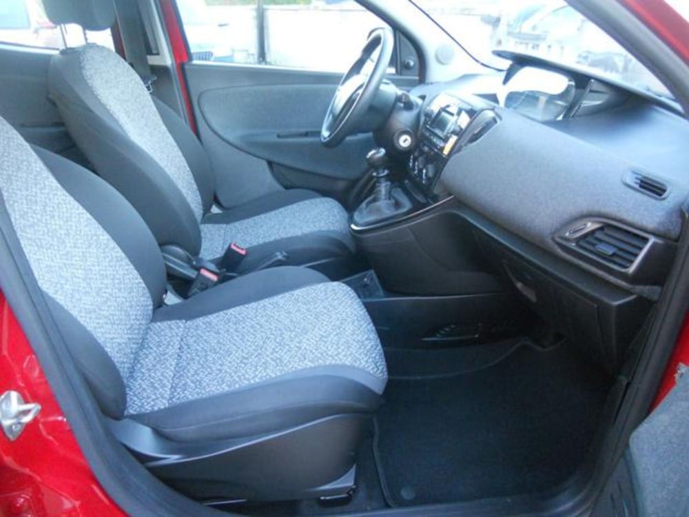 Lancia Ypsilon usata a Pisa (13)