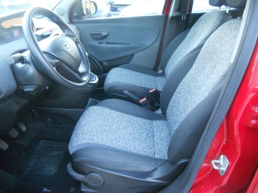 Lancia Ypsilon usata a Pisa (9)