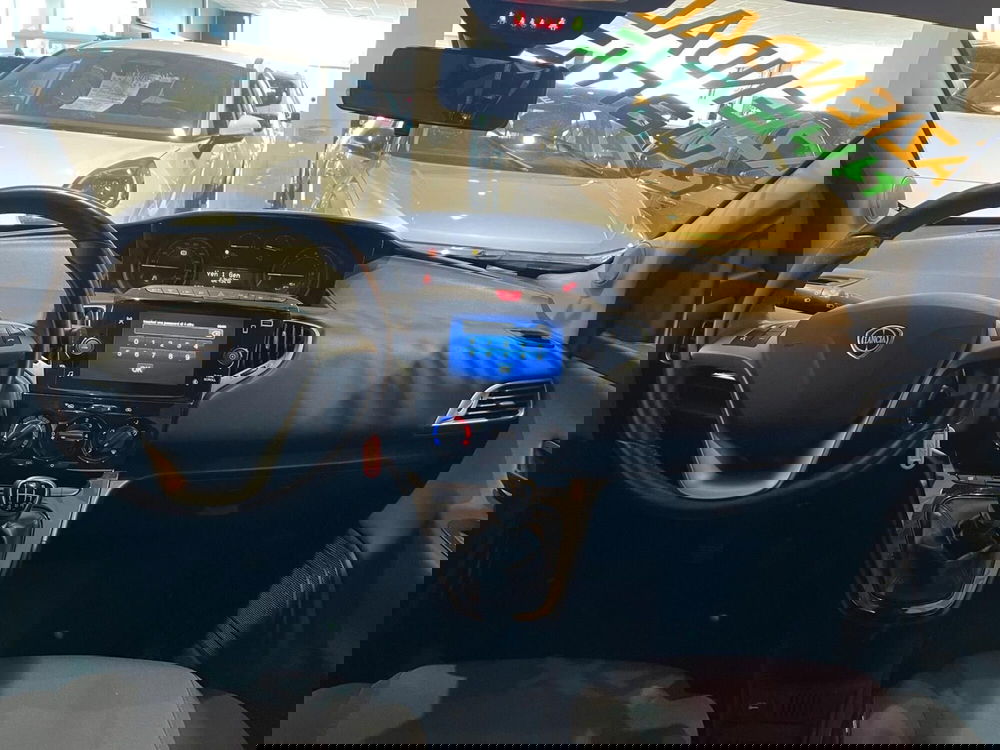 Lancia Ypsilon usata a Milano (15)