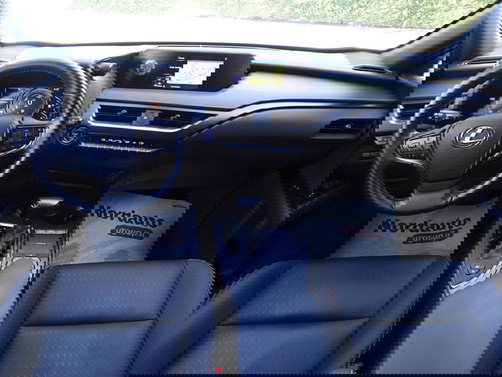 Lexus UX usata a Treviso (13)