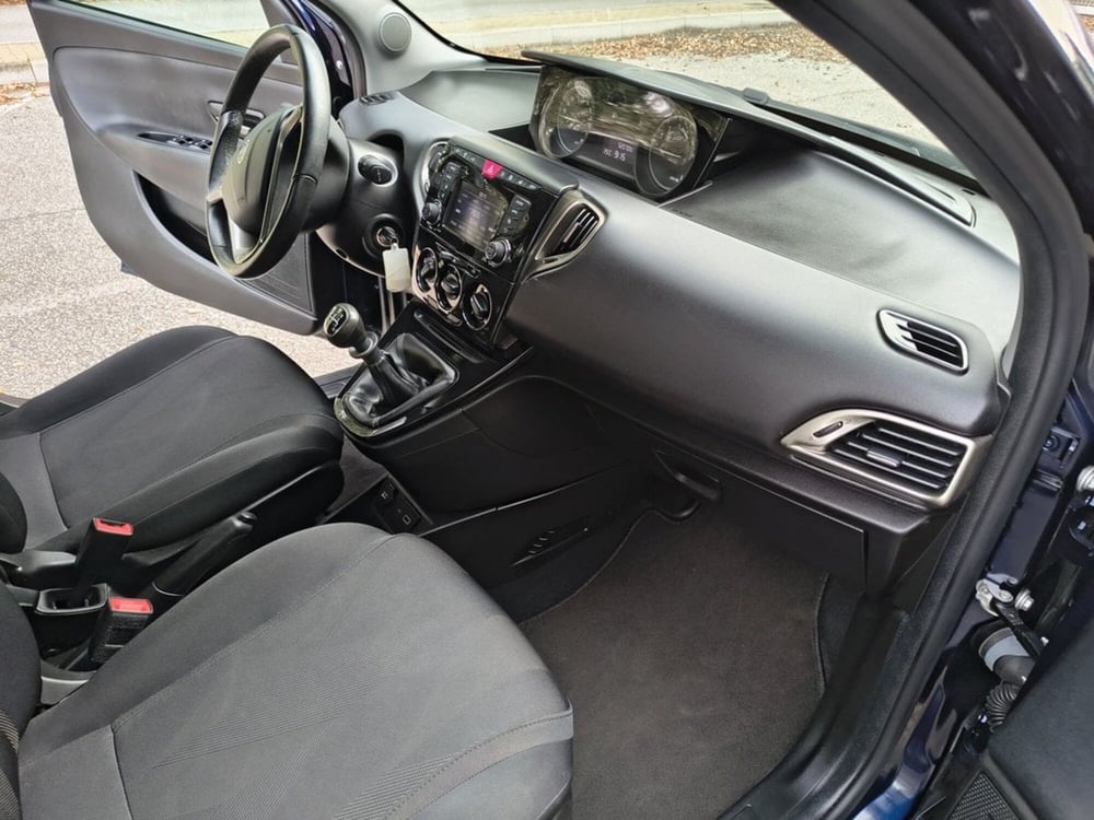 Lancia Ypsilon usata a Padova (13)