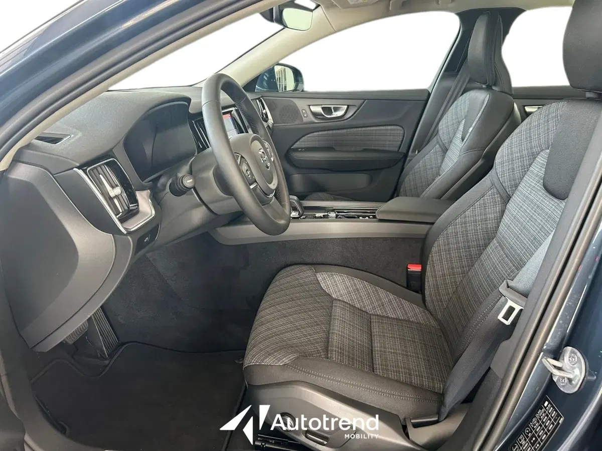 Volvo V60 nuova a Bari (8)