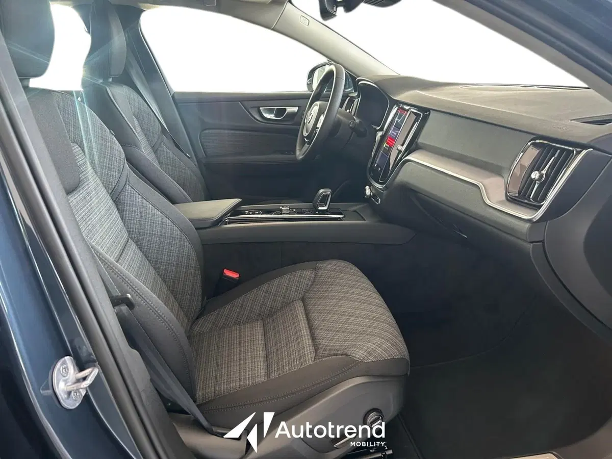 Volvo V60 nuova a Bari (9)
