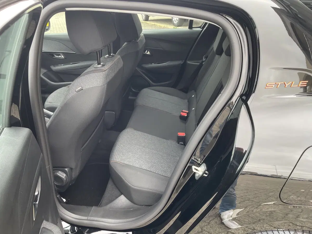 Peugeot 208 nuova a Parma (10)