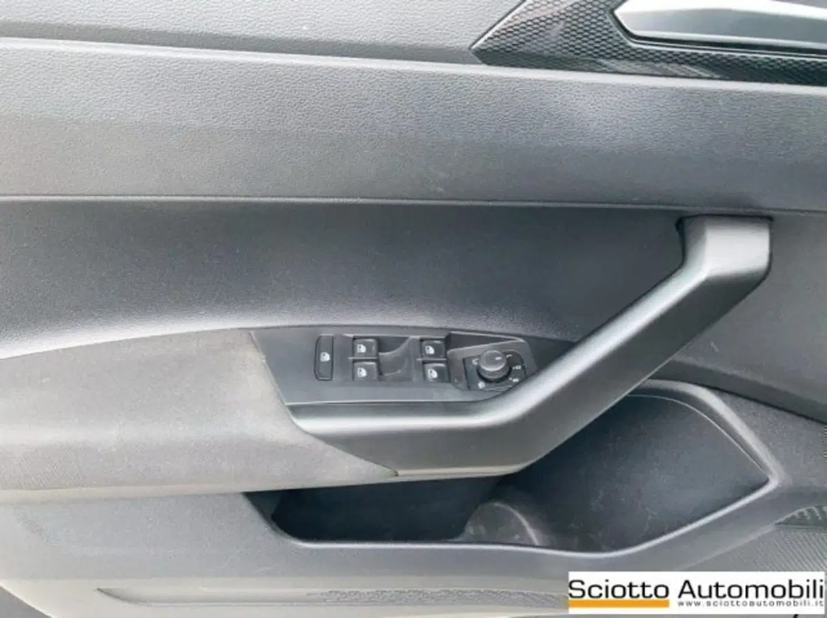 Volkswagen Taigo usata a Messina (9)